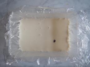 晾凉后倒入铺有保鲜膜的容器中，放入冰箱中冷藏至凝固。