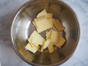 黄油切成小块，室温软化。