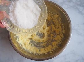 加入白糖，打发至颜色发白。