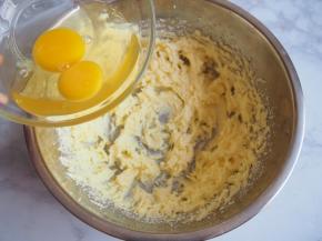 分三次加入蛋液，每次都搅拌均匀。