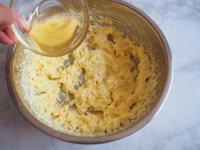 加入蜂蜜，搅拌均匀。