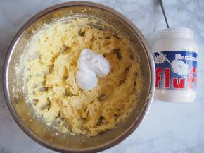 加入法罗夫棉花糖，打发均匀。