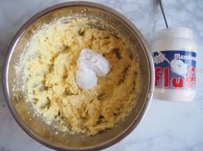 加入法罗夫棉花糖，打发均匀。