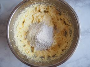 加入过筛的杂粮黑麦粉。