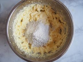 加入过筛的杂粮黑麦粉。