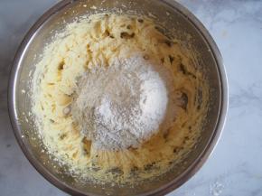 加入过筛的低筋面粉。