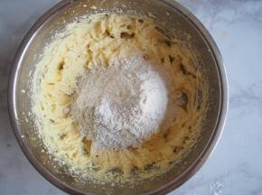 加入过筛的低筋面粉。