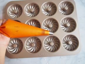 将面糊装入裱花袋。