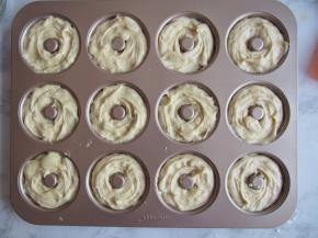 将面糊挤入甜甜圈模具中。