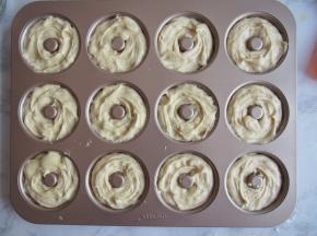 将面糊挤入甜甜圈模具中。