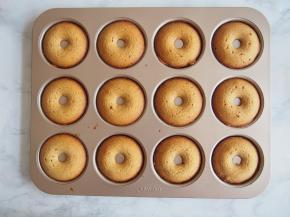 烤箱预热至160度，中层上下火，20分钟左右即可。