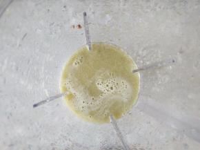 放在榨汁机中榨汁