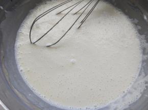 然后倒在容器中，加入炼乳，淡奶油，椰浆，搅拌均匀