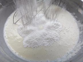 所有粉类筛入上个步骤中