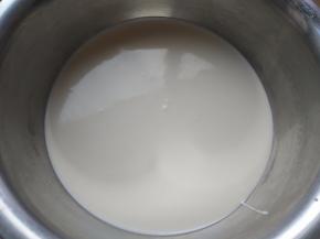 在过遍筛，过滤出没有拌匀的面粉颗粒
热水上锅蒸20分钟