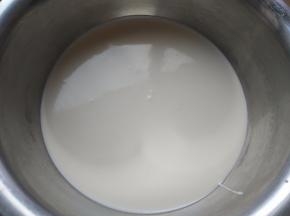 在过遍筛，过滤出没有拌匀的面粉颗粒
热水上锅蒸20分钟