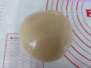 蒸熟后，放置手温，揉至光滑