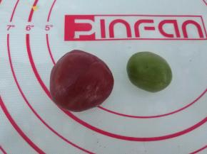 再取一点饼胚，分别加入红曲粉和抹茶粉，揉成红色和绿色的