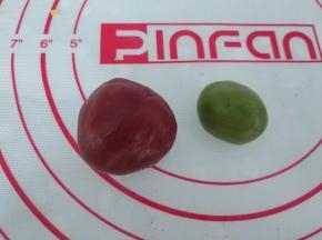 再取一点饼胚，分别加入红曲粉和抹茶粉，揉成红色和绿色的