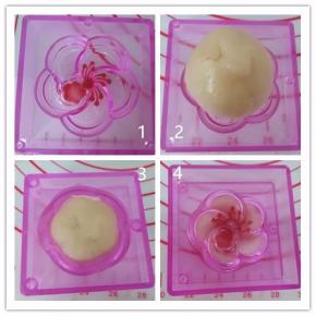 现在主角阳晨和果子模具登场啦！
在花蕊部分填入红色，然后在放入月饼团，盖上盖，翻面，按压