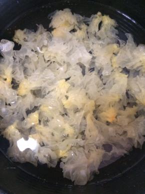 雪耳泡发洗干净撕成小块，加清水炖煮