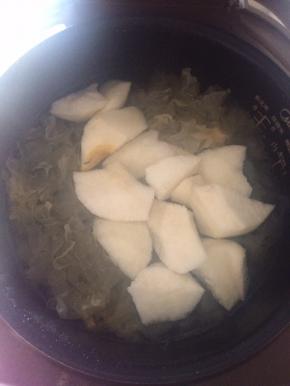 放入雪梨后继续煮1小时