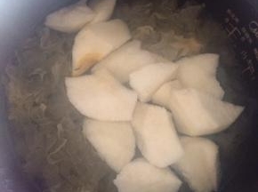 放入雪梨后继续煮1小时