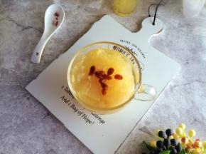 煮好的雪耳雪梨蜜饮满满都是胶质，口感是糯糯的