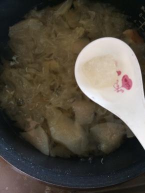 煮至雪耳出胶质后再根据自己的口味适量加入冰糖和少许枸杞，煮至冰糖溶化就可以了
