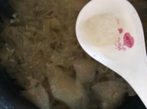 煮至雪耳出胶质后再根据自己的口味适量加入冰糖和少许枸杞，煮至冰糖溶化就可以了