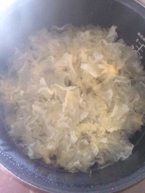 炖煮1小时后，雪耳已变软了