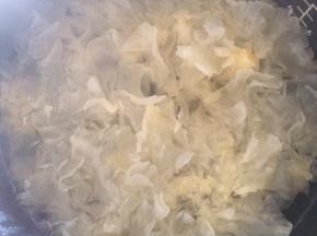 炖煮1小时后，雪耳已变软了
