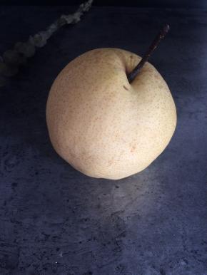 把雪梨去皮切小块