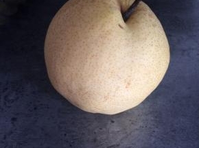 把雪梨去皮切小块