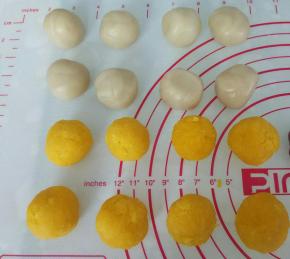 饼胚和奶黄馅分别分成20 克一个的圆球，（在制作的时候，闺女总是捣乱，所以我制作了8份，剩下的饼胚放冰箱保鲜）