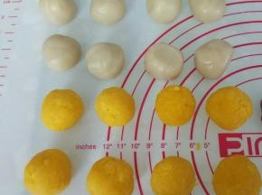 饼胚和奶黄馅分别分成20 克一个的圆球，（在制作的时候，闺女总是捣乱，所以我制作了8份，剩下的饼胚放冰箱保鲜）