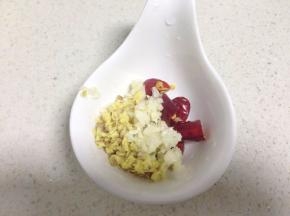 把姜，大蒜切碎，辣椒切段待用