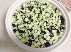 把茄子洗净切成小顶，用水侵泡10分钟