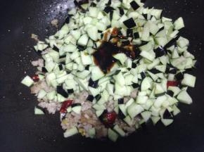 然后加入适量的生抽和耗油翻炒。