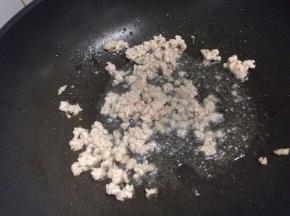 锅里倒入油，把肉末加入，快速的把肉末炒变色。