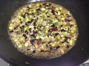 炒匀后，加入适量的开水，转中火焖5分钟。