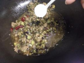 加入少许的盐即可。