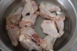 翅根清洗干净，用刀在翅根上划两刀方便入味。