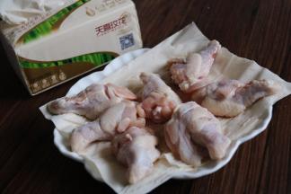 用天喜枚花纸巾，吸干水份。