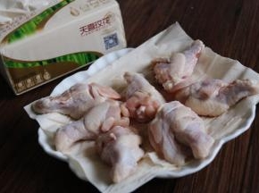 用天喜枚花纸巾，吸干水份。