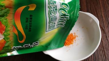 酷克壹佰烤肉料倒入小碟里。