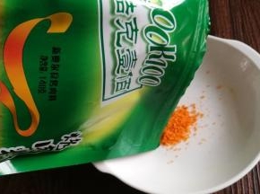 酷克壹佰烤肉料倒入小碟里。