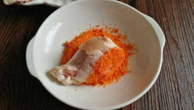 翅根蘸取烤肉料。