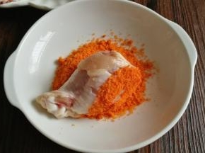 翅根蘸取烤肉料。