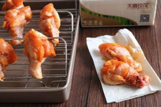 取出腌渍好的翅根，用纸巾吸去水份，放入烤架上。